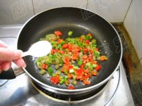 加入适量盐，炒匀。