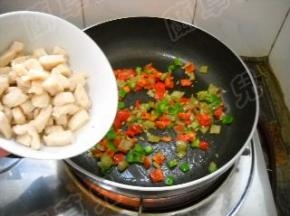倒入滑好的鸡肉，炒匀。