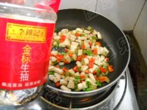 淋入生抽，调好味。