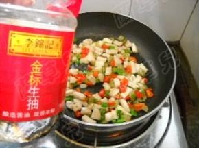 淋入生抽，调好味。