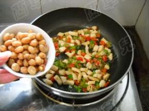倒入熟花生，炒匀