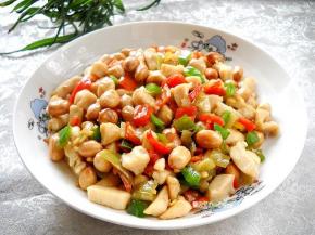 用的熟花生，略炒1分钟即可盛起。