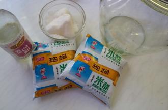 准备白醋、米醋、白糖。糖醋的比例我按1:5做的，这样口感不会像卖的嘛么甜了。