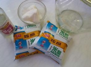 准备白醋、米醋、白糖。糖醋的比例我按1:5做的，这样口感不会像卖的嘛么甜了。