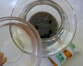 把糖、醋倒进干净的无水无油的容器里，用干净的筷子搅拌一会，让糖融化。