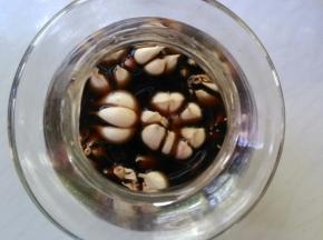 把大蒜放进去。