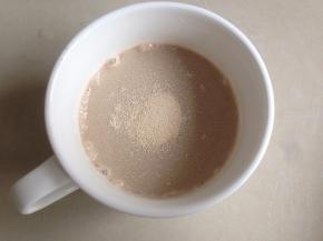 用放至手温的豆浆溶解酵母，用筷子搅拌一下，酵母就能溶解了