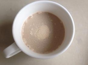 用放至手温的豆浆溶解酵母，用筷子搅拌一下，酵母就能溶解了