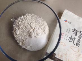 盆里装入面粉和糖
