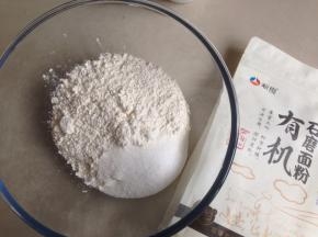 盆里装入面粉和糖