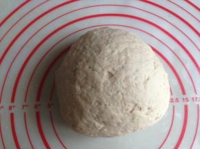 和成表面比较粗糙的面团，盖保鲜膜，或者用盆子倒扣盖住面团，静置8-10分钟