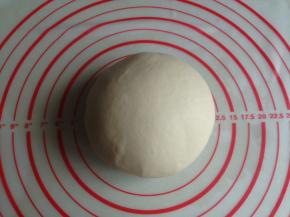 再和面，这时候面团就非常容易和光滑了，室温下发酵2倍大