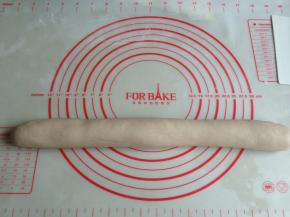 面团取出排气，一定要揉好，我一般将面团揉几分钟，至切面没有气孔，搓成长条