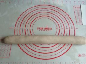 面团取出排气，一定要揉好，我一般将面团揉几分钟，至切面没有气孔，搓成长条