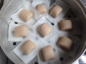 放油纸或者蒸垫上，放蒸锅里，在温暖处饧20分钟