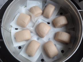 可以明显看到饧发后的馒头个子大了一些