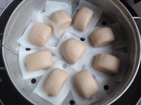 可以明显看到饧发后的馒头个子大了一些