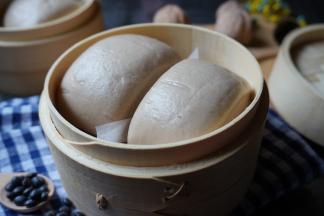 凉水上锅蒸，蒸13分钟。蒸好后关火，继续焖4分钟再揭盖