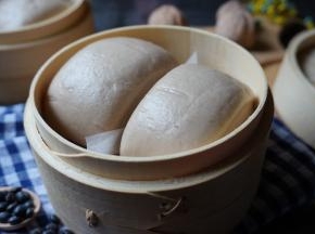 凉水上锅蒸，蒸13分钟。蒸好后关火，继续焖4分钟再揭盖