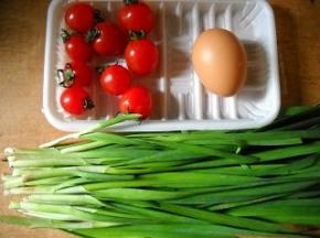 准备好韭菜和鸡蛋等。