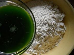 韭菜汁加入面粉中，拌匀。