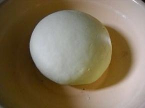 拌好的面，揉匀成光滑面团；覆盖保鲜膜松弛15分钟。