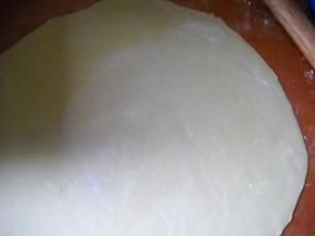 面团擀成大的面片。