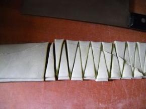 折叠、切成柳叶形；抖开备用。