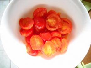 樱桃番茄洗净切两半。