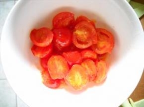 樱桃番茄洗净切两半。