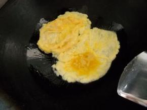 鸡蛋打散，加盐拌匀；入油锅滑散备用。