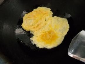 鸡蛋打散，加盐拌匀；入油锅滑散备用。