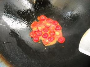 锅中余油，下西红柿炒出汁。