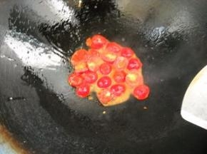 锅中余油，下西红柿炒出汁。