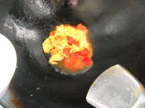 倒入鸡蛋，加入盐、胡椒；味稍稍大点，好拌面。