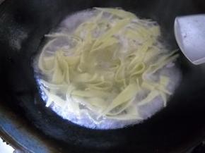 另起锅烧开水，下入柳叶面；煮熟。