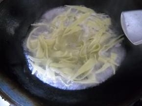 另起锅烧开水，下入柳叶面；煮熟。