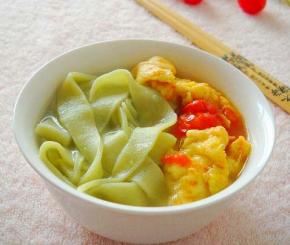 煮好的面条盛入碗中，倒入西红柿鸡蛋即可。