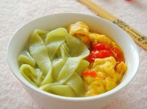 煮好的面条盛入碗中，倒入西红柿鸡蛋即可。