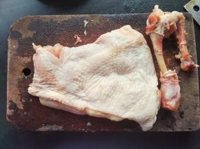 把鸡腿去骨，把大骨头剔出来，把筋膜切断，在鸡皮扎几刀方便入味