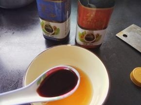 调照烧汁，先3勺料酒，再2勺酿造酱油和1勺黑豆酱油