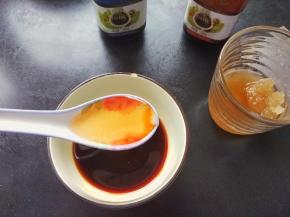 再加入1勺半的蜂蜜，均匀搅拌好备用