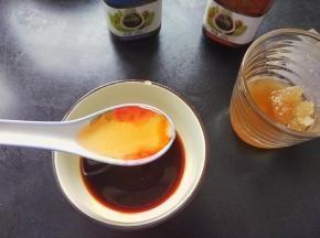 再加入1勺半的蜂蜜，均匀搅拌好备用