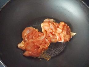 把鸡腿肉拿出来，鸡皮朝下煎至焦黄反面