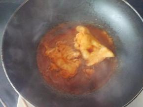 把照烧汁倒入，慢慢收汁，两面都要翻动，收干就可以装盘了