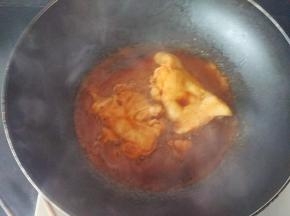 把照烧汁倒入，慢慢收汁，两面都要翻动，收干就可以装盘了