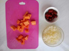 银耳泡发，摘去黄根，掰成小朵洗净。
小枣洗净。
木瓜削皮去籽切小块。