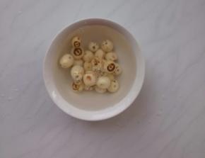 莲子在冰箱里冷冻一夜，取出后就可以用。否则的话就得提前泡。