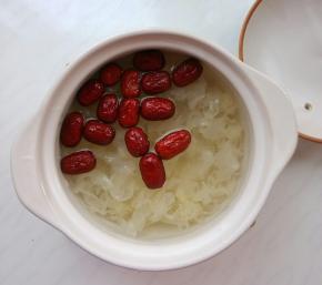 把银耳、小枣、莲子放入砂锅，加500毫升水。