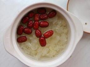 把银耳、小枣、莲子放入砂锅，加500毫升水。